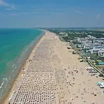 Colorful Flat With Shared Pool Appartamento Bibione