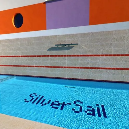 Colorful Flat With Shared Pool شقة *