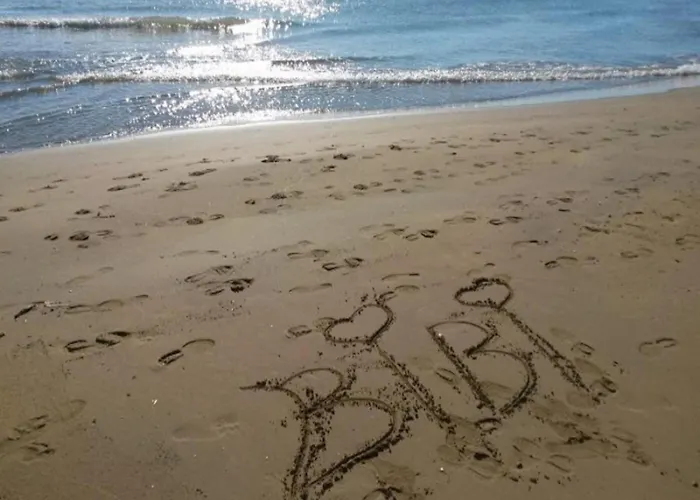 Colorful Flat With Shared Pool بيبيوني