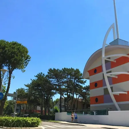 Colorful Flat With Shared Pool 아파트