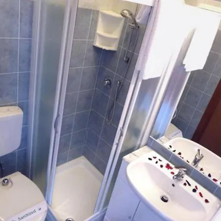 Colorful Flat With Shared Pool * 비비오네