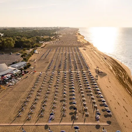 Colorful Flat With Shared Pool 아파트